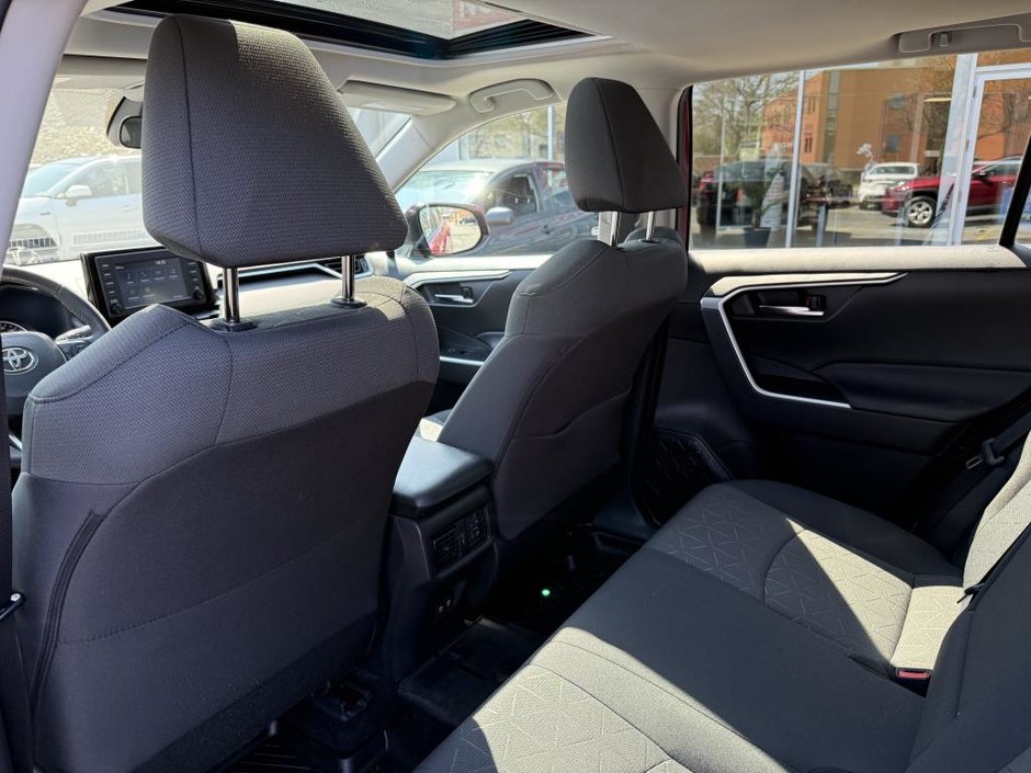Toyota RAV4 XLE FWD 2021-33