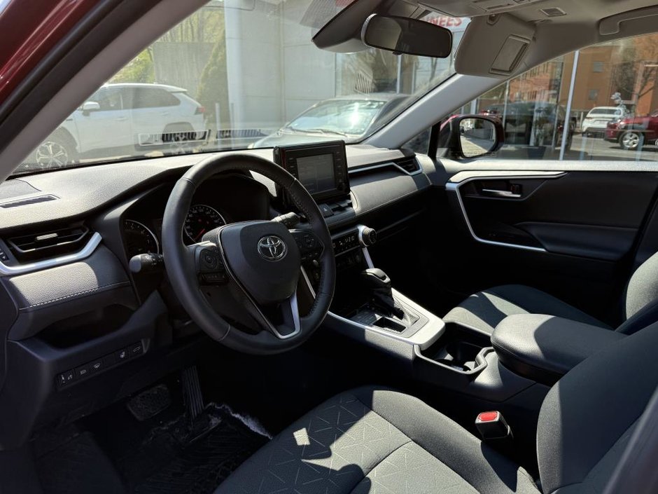 Toyota RAV4 XLE FWD 2021-12