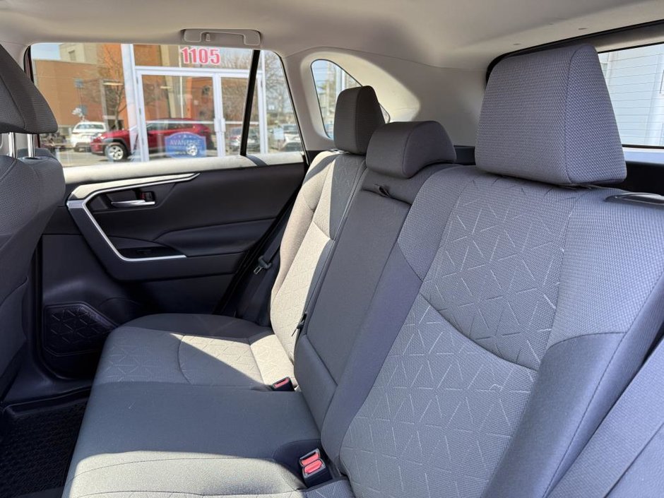 Toyota RAV4 XLE FWD 2021-32