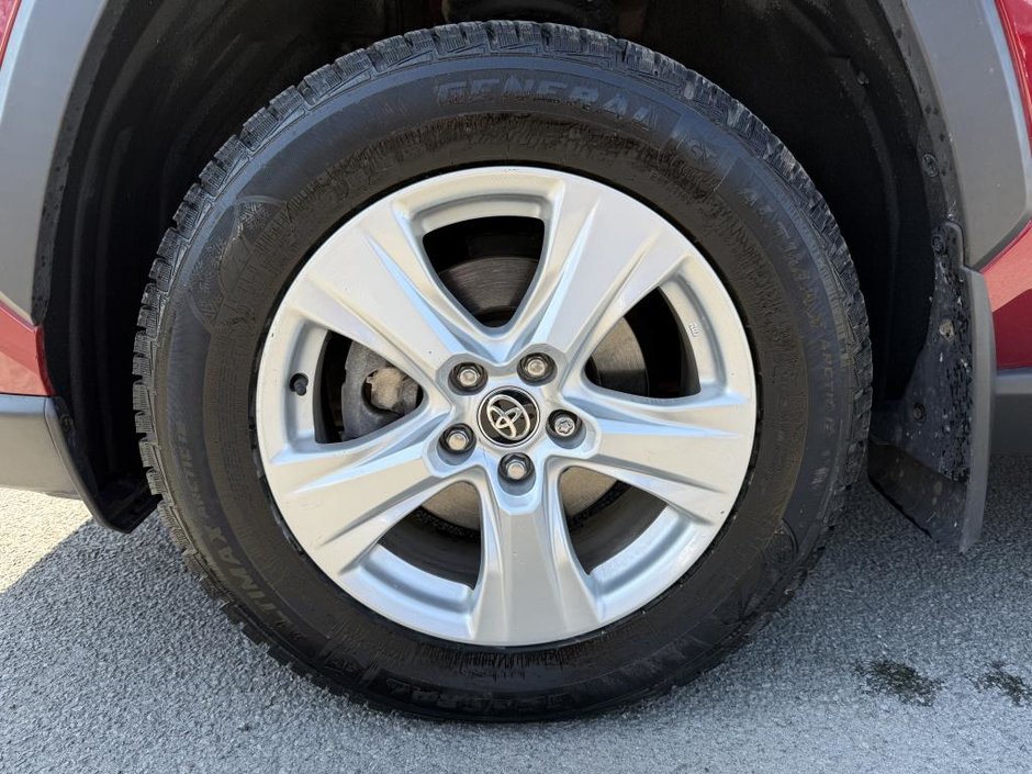 Toyota RAV4 XLE FWD 2021-43