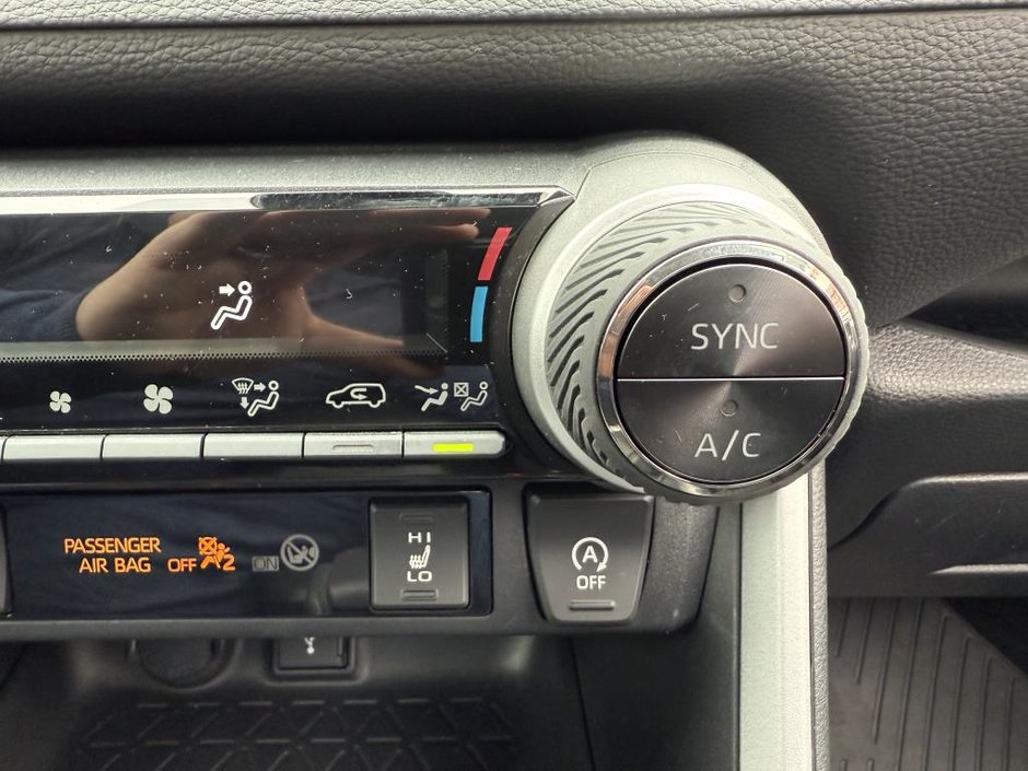 Toyota RAV4 XLE AWD 2022-26