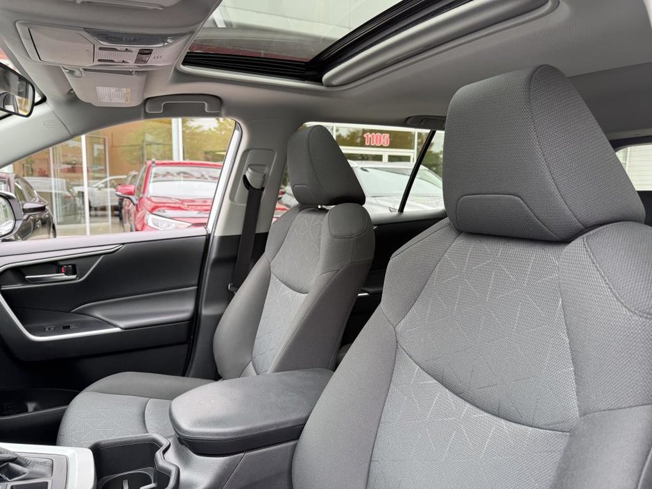 Toyota RAV4 XLE AWD 2022-9