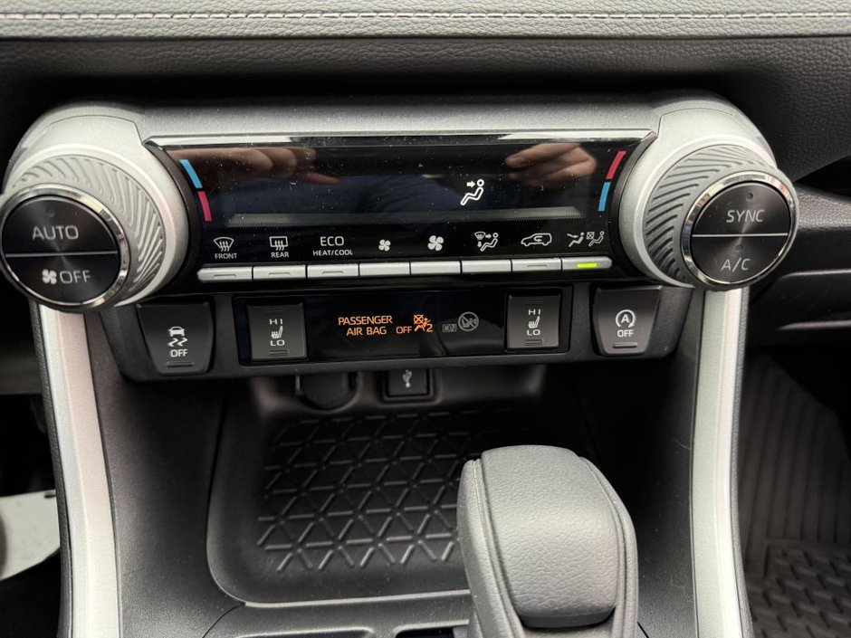 Toyota RAV4 XLE AWD 2022-24