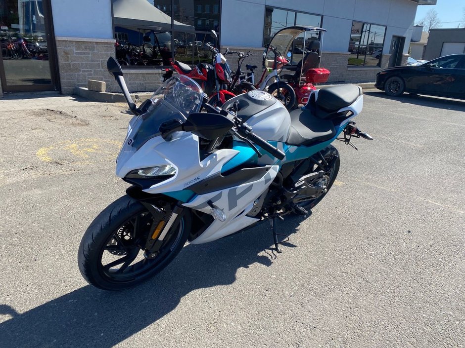 2022 CFMOTO 300SS | #{stock} | Maniac Moto in Montmagny