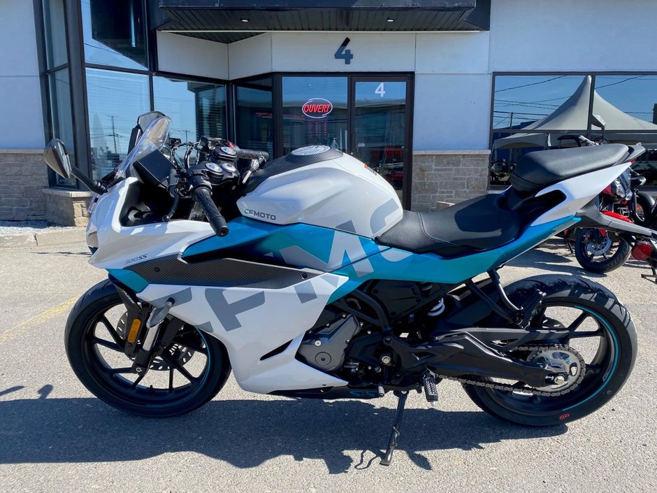 2022 CFMOTO 300SS | #{stock} | Maniac Moto in Montmagny