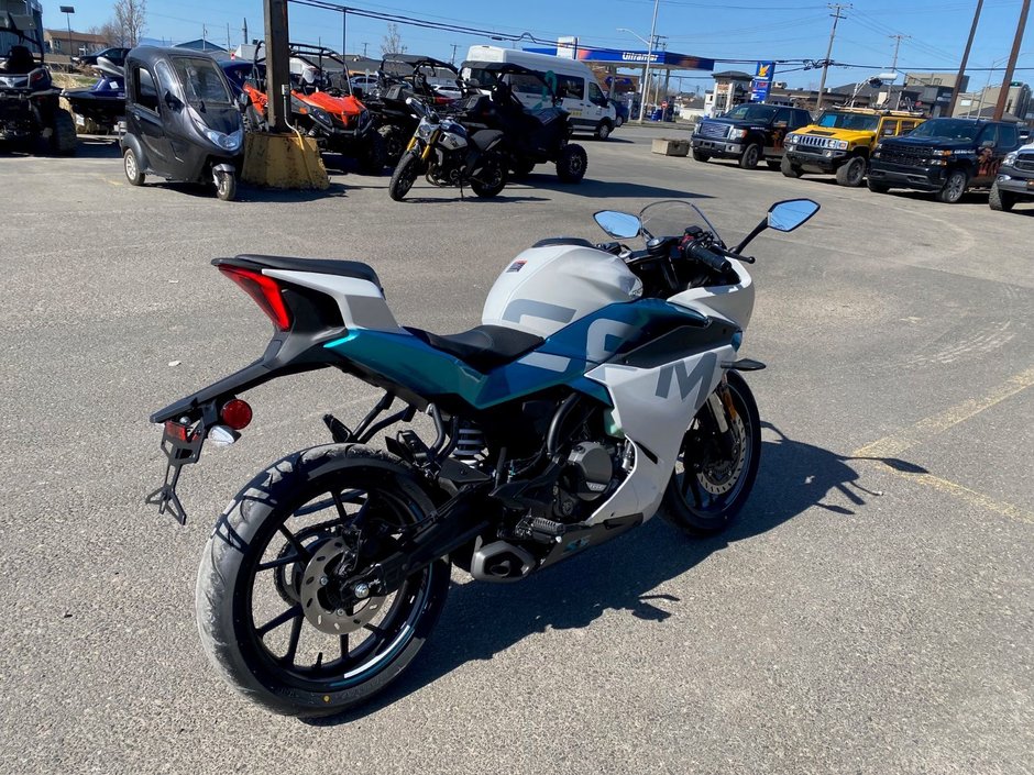 2022 CFMOTO 300SS | #{stock} | Maniac Moto in Montmagny