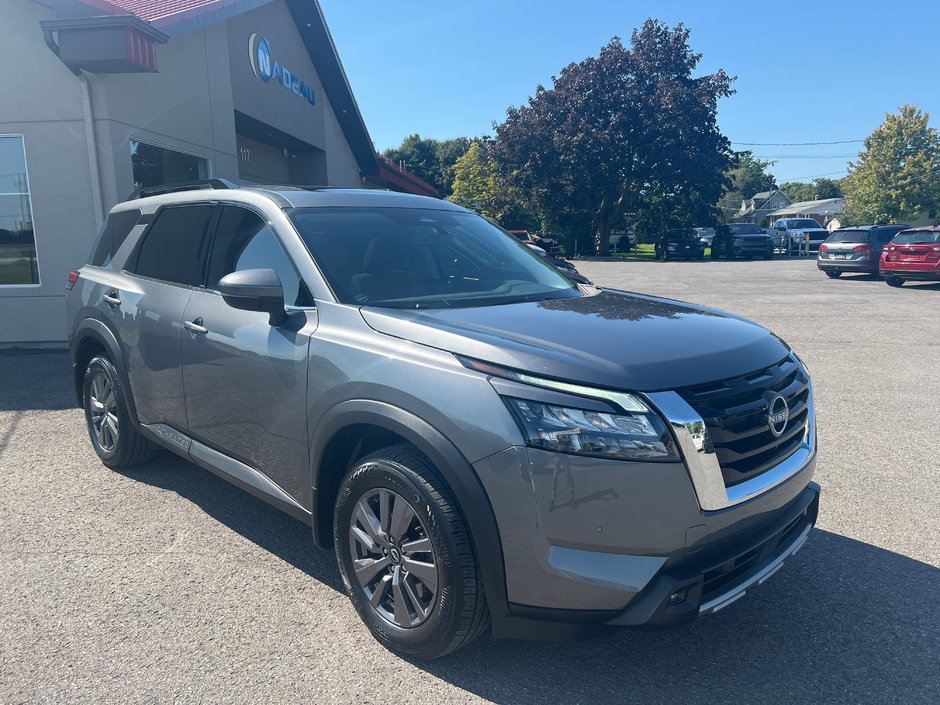 2023  Pathfinder SV 4WD 8 passagers TOIT PANO in St-Jean-Sur-Richelieu, Quebec