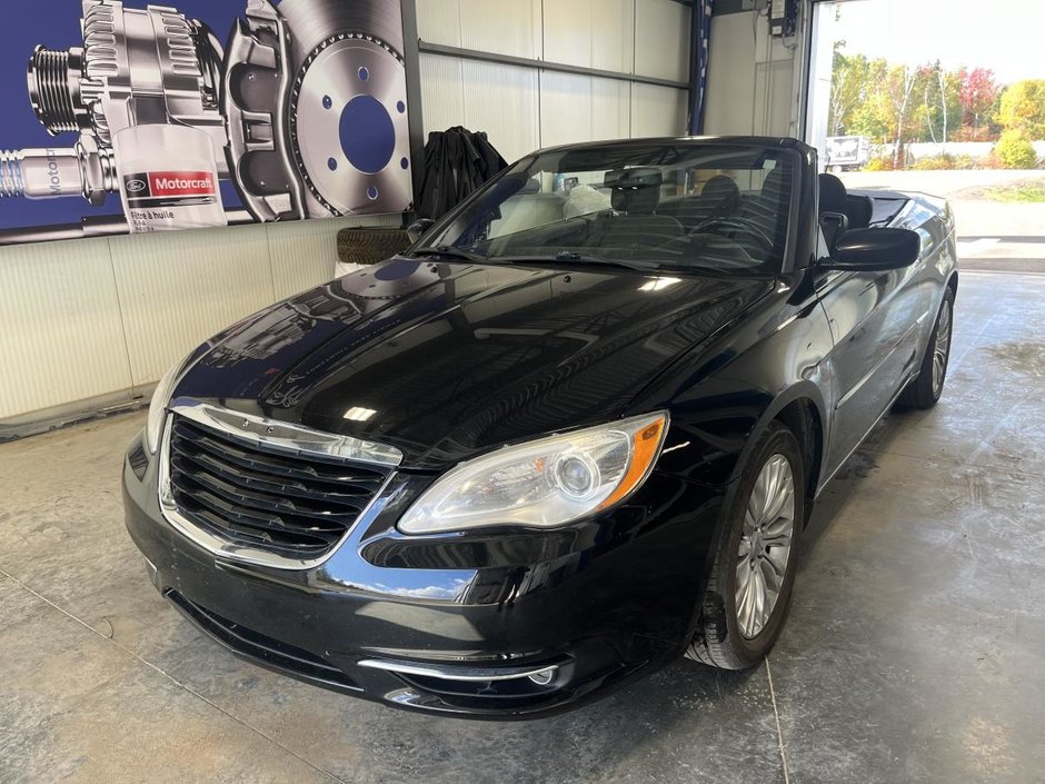 Chrysler 200 Cabriolet 2 portes Tourisme 2011 à New Richmond, Québec