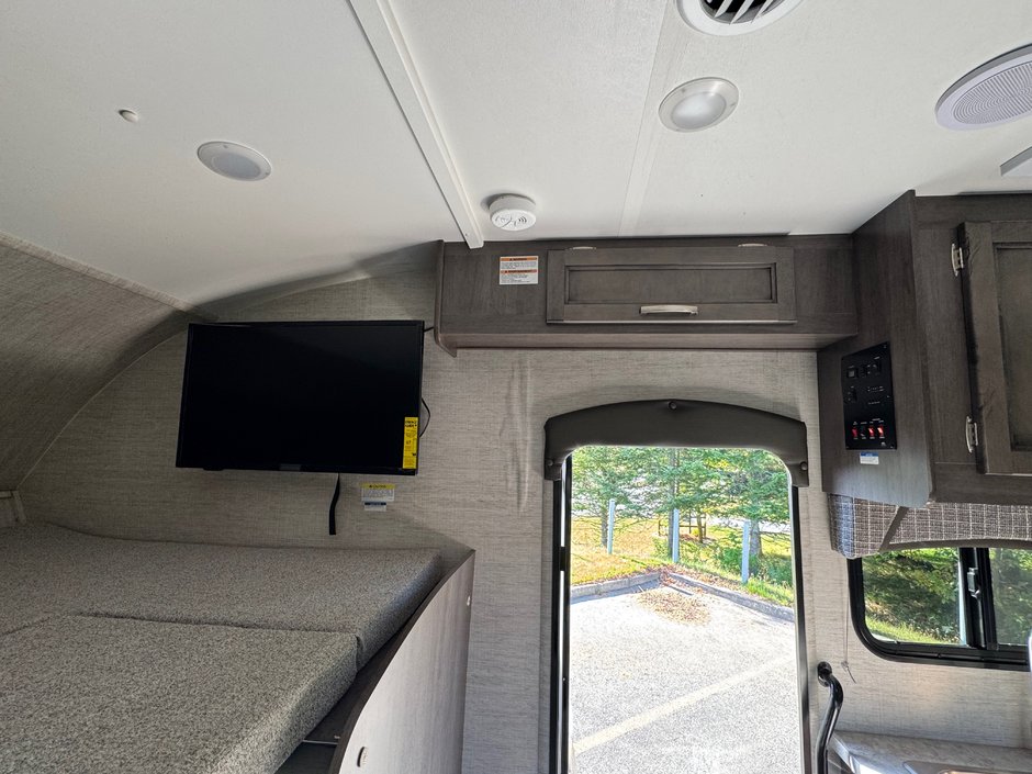 Chevrolet Express Commercial Cutaway CLASSE C JAYCO REDHAWK SE 22C 2022-23