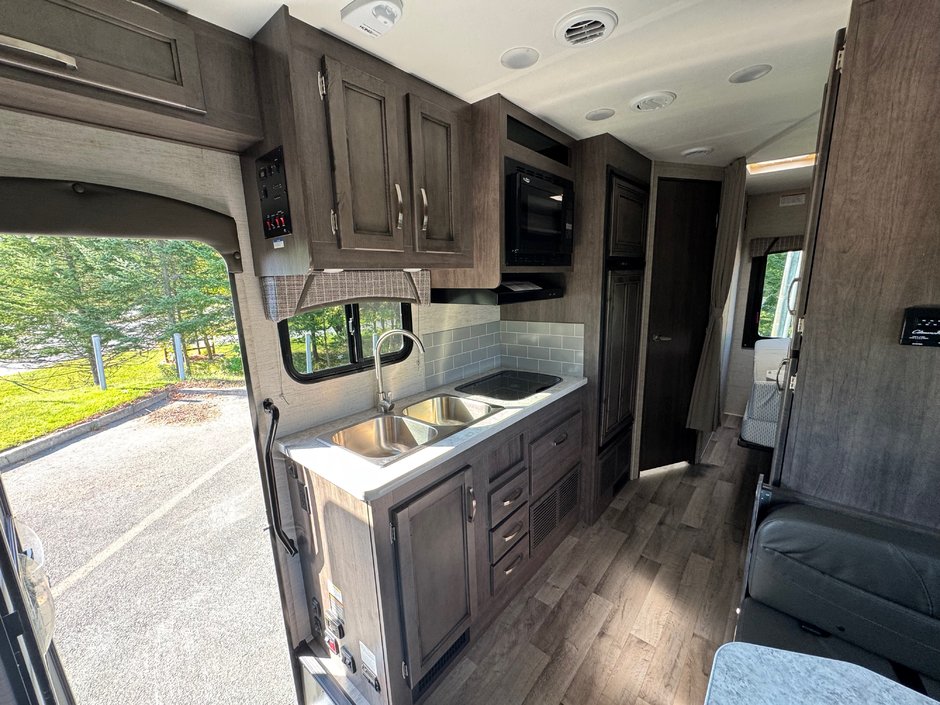 Chevrolet Express Commercial Cutaway CLASSE C JAYCO REDHAWK SE 22C 2022-25