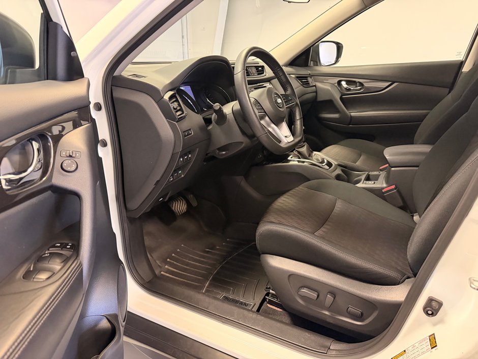 Nissan Rogue SV *BAS KILOMÉTRAGE + TRÈS BEAU VÉHICULE** 2019-18
