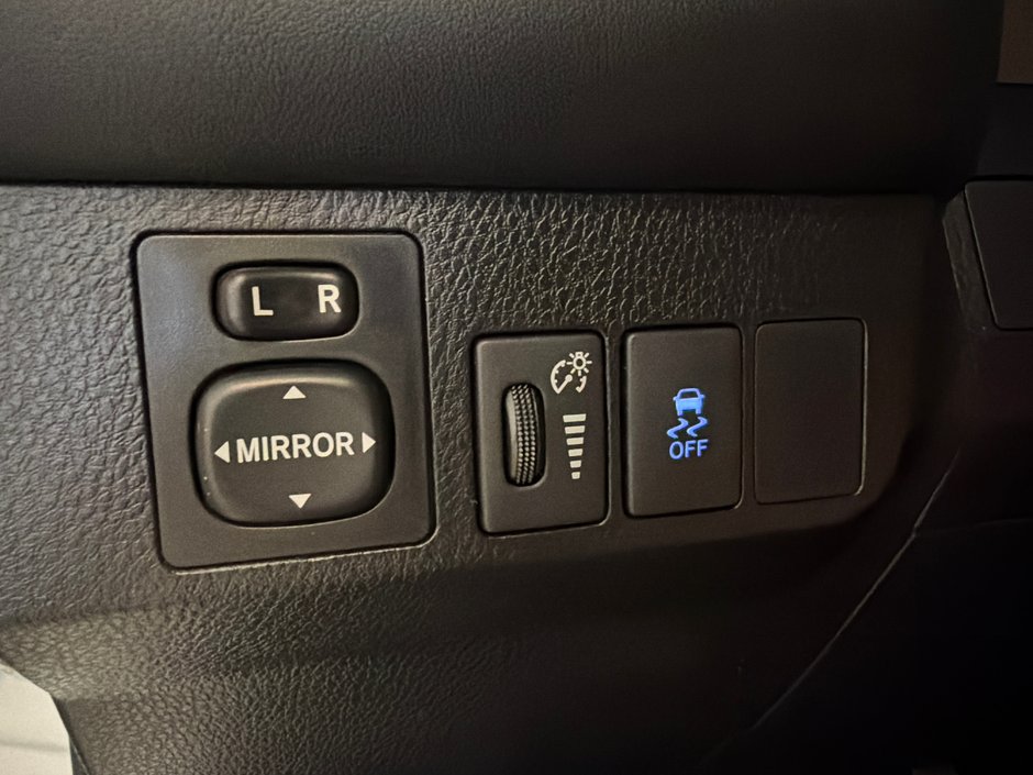 2014 Toyota RAV4 XLE-29