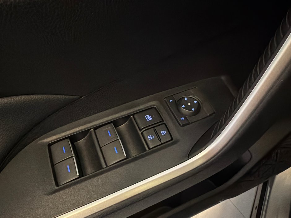 2022 Toyota RAV4 Hybrid SE *BAS KILOMÉTRAGE + TRÈS BEAU VÉHICULE*-32