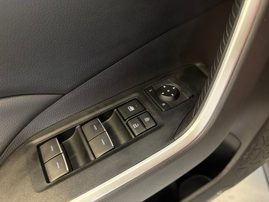 2025 Toyota RAV4 XLE *BAS KILOMÉTRAGE*-30