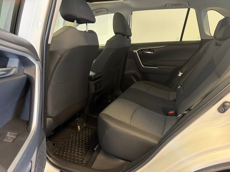 2025 Toyota RAV4 XLE *BAS KILOMÉTRAGE*-13