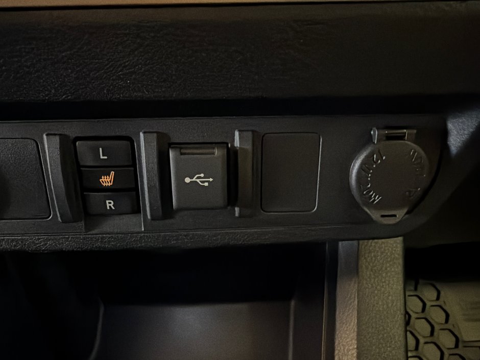 2021 Toyota Tacoma DOUBLE CAB 6A-28