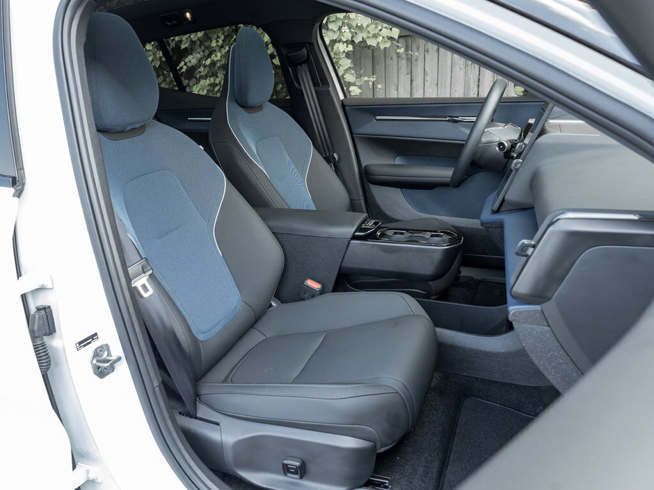 2025 Volvo EX30 Plus-18