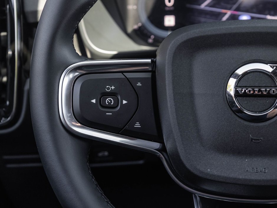 2025 Volvo EX40 Ultra-9