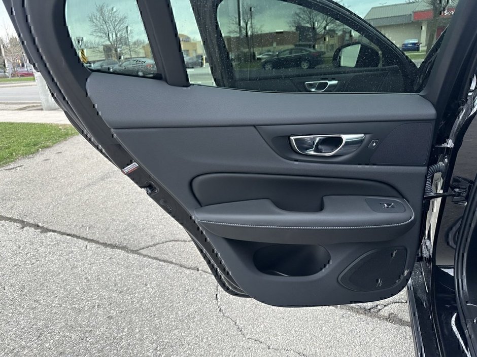 2025 Volvo S60 Plug-In Hybrid Ultra Dark Theme-19