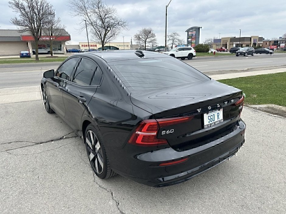 2025 Volvo S60 Plug-In Hybrid Ultra Dark Theme-8