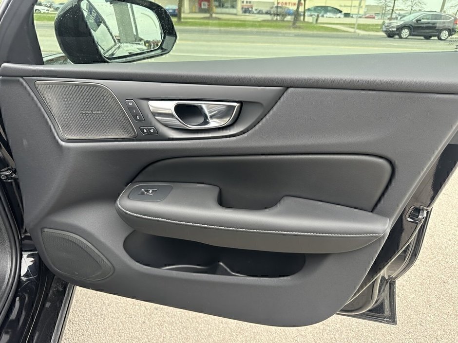 2025 Volvo S60 Plug-In Hybrid Ultra Dark Theme-17