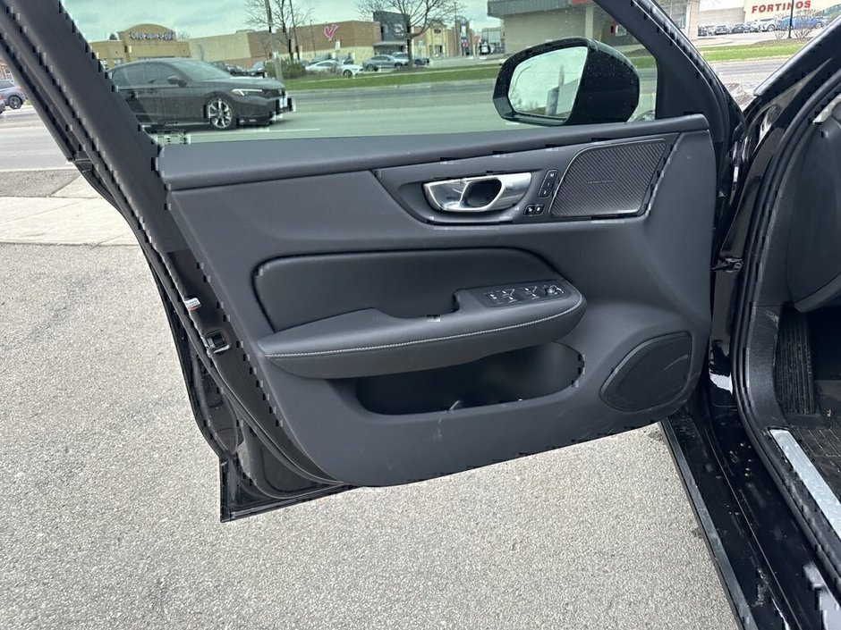 2025 Volvo S60 Plug-In Hybrid Ultra Dark Theme-20