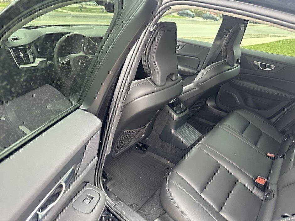 2025 Volvo S60 Plug-In Hybrid Ultra Dark Theme-11