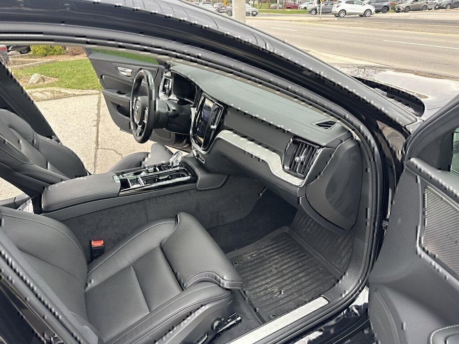 2025 Volvo S60 Plug-In Hybrid Ultra Dark Theme-15