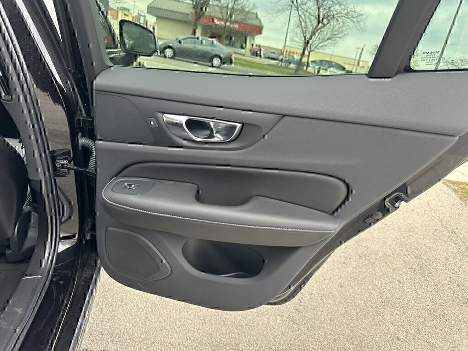 2025 Volvo S60 Plug-In Hybrid Ultra Dark Theme-18