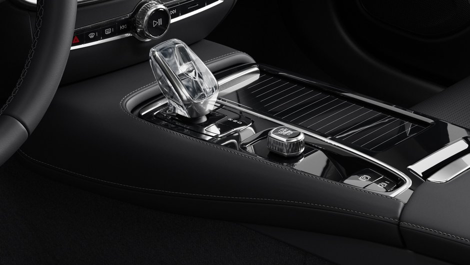 2025 Volvo S60 Plug-In Hybrid Ultra Black Edition-8