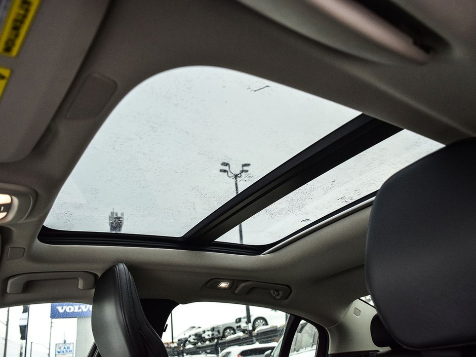 2023 Volvo S60 Core Dark Theme-15