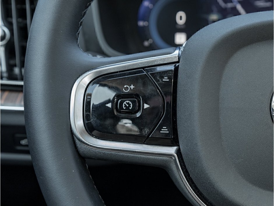 2024 Volvo S60 Plus Dark Theme-8