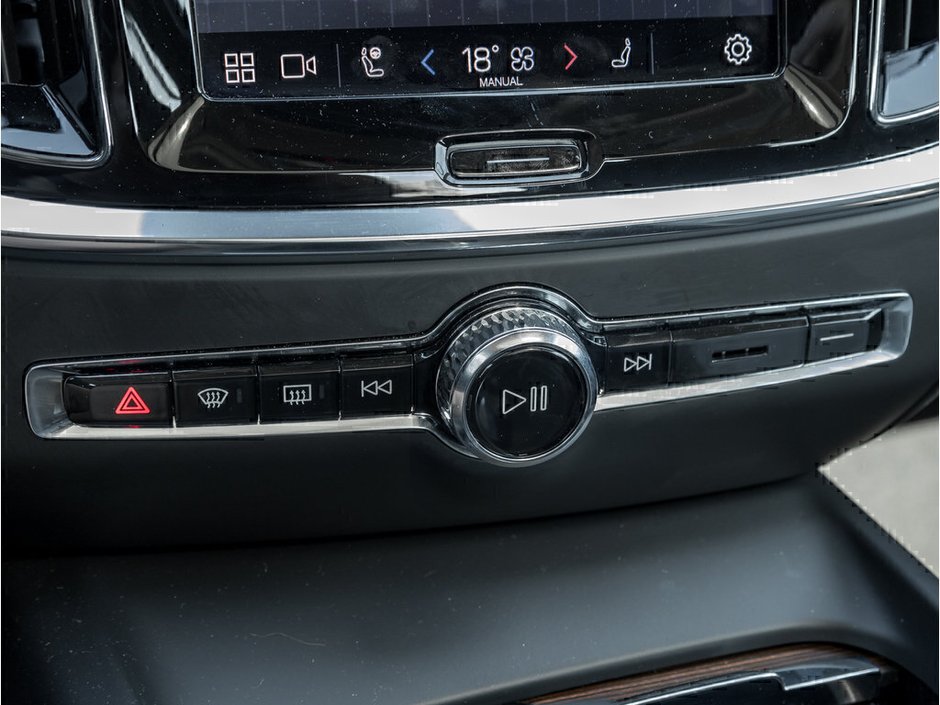 2024 Volvo S60 Plus Dark Theme-16