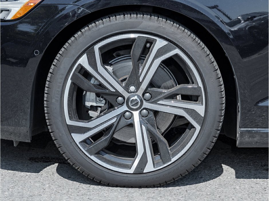 2024 Volvo S60 Plus Dark Theme-3