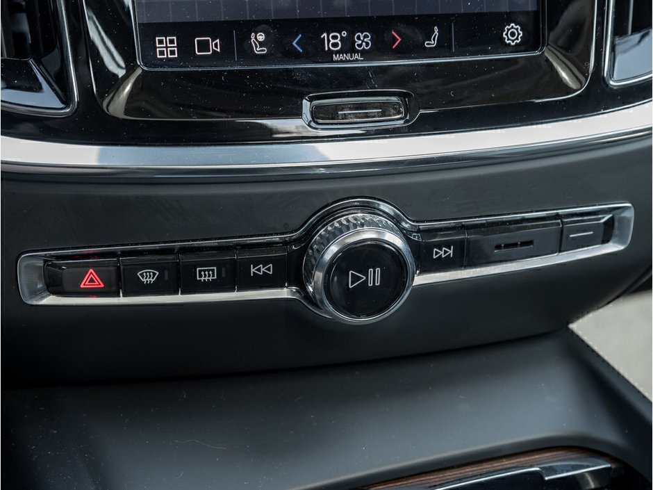 2024 Volvo S60 Plus Dark Theme-16