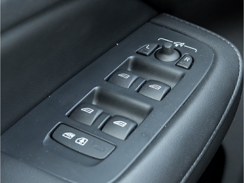 2024 Volvo S60 Plus Dark Theme-13