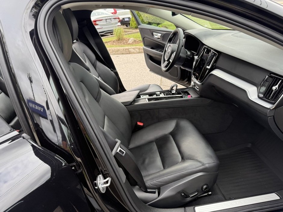 2024 Volvo S60 Core Dark Theme-16
