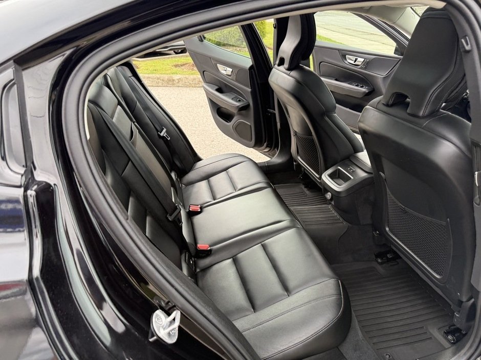 2024 Volvo S60 Core Dark Theme-15
