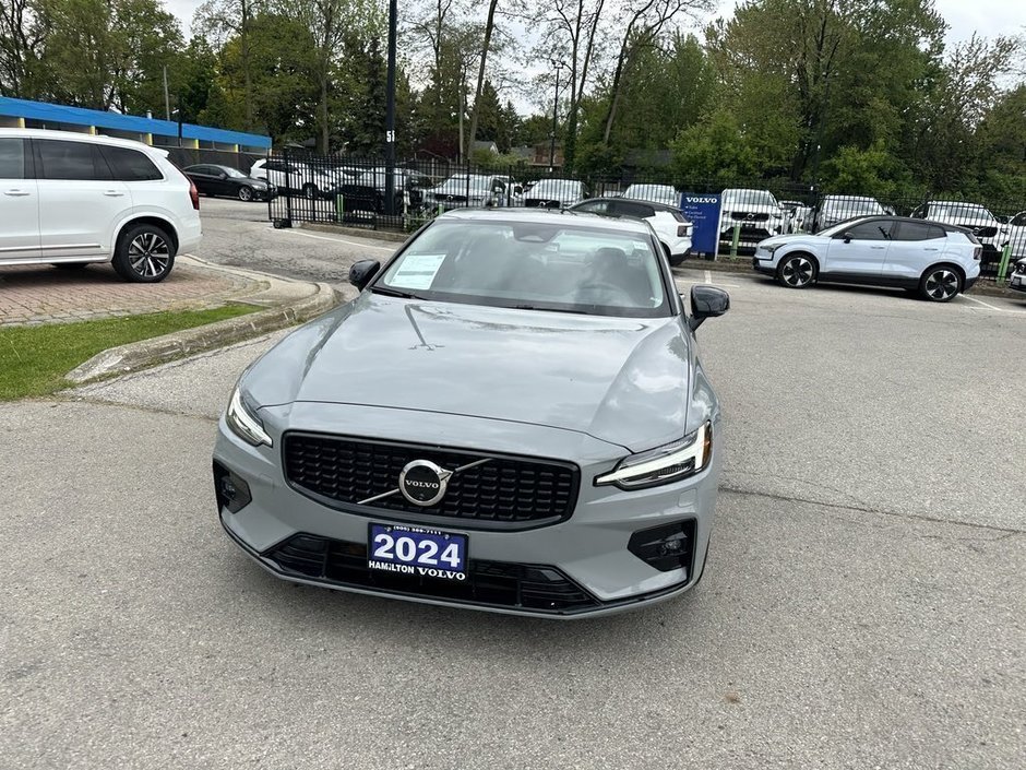 2024 Volvo S60 Plus Dark Theme-3