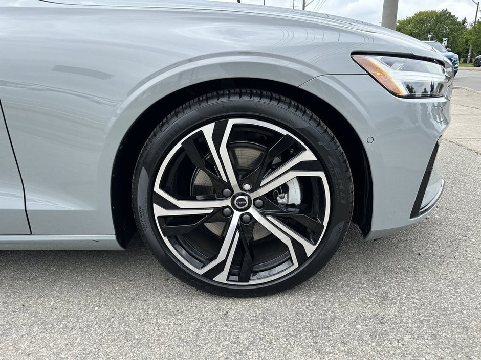 2024 Volvo S60 Plus Dark Theme-23