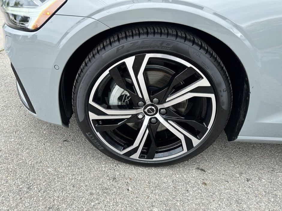 2024 Volvo S60 Plus Dark Theme-26