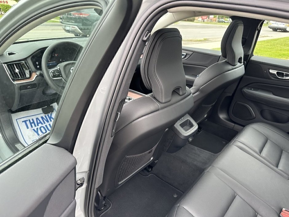 2024 Volvo S60 Plus Dark Theme-12
