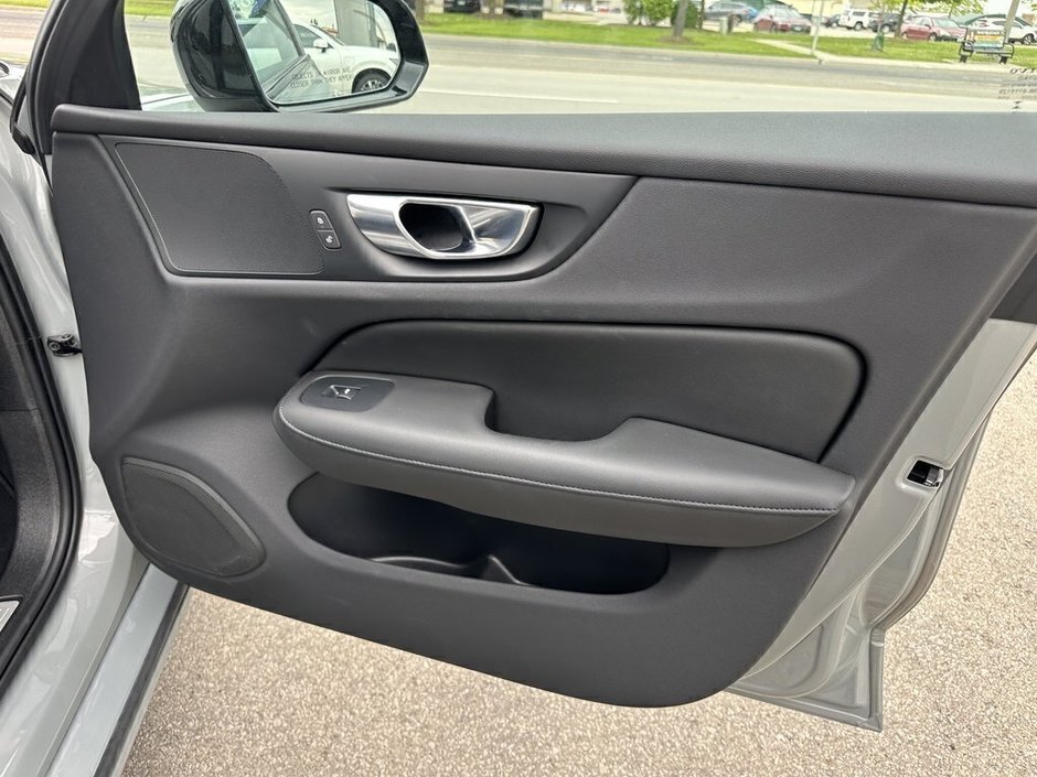 2024 Volvo S60 Plus Dark Theme-19