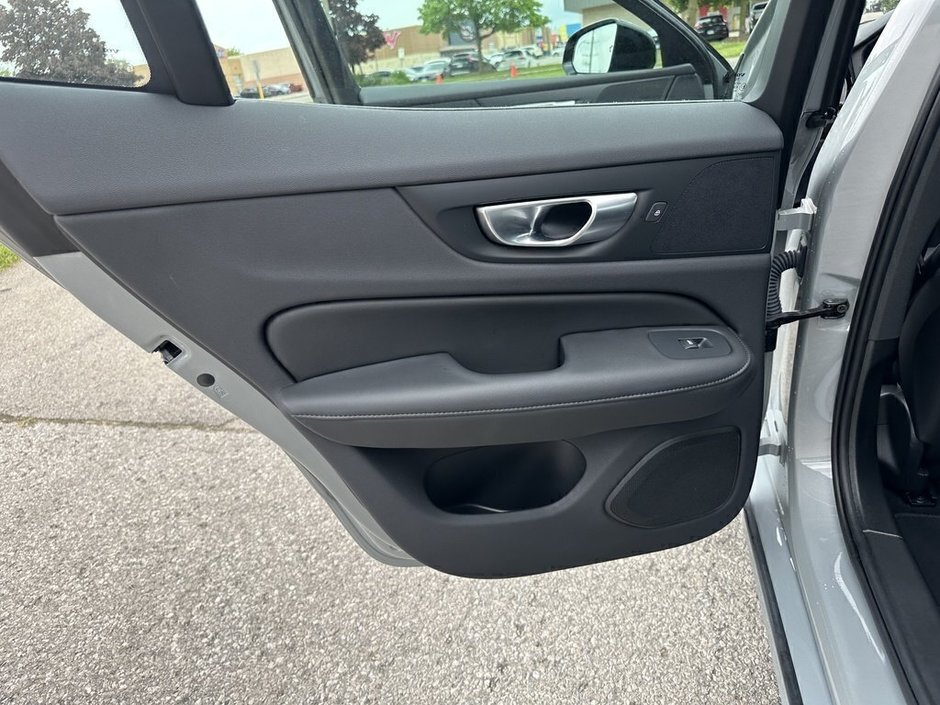 2024 Volvo S60 Plus Dark Theme-21