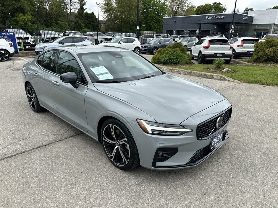 2024 Volvo S60 Plus Dark Theme-5