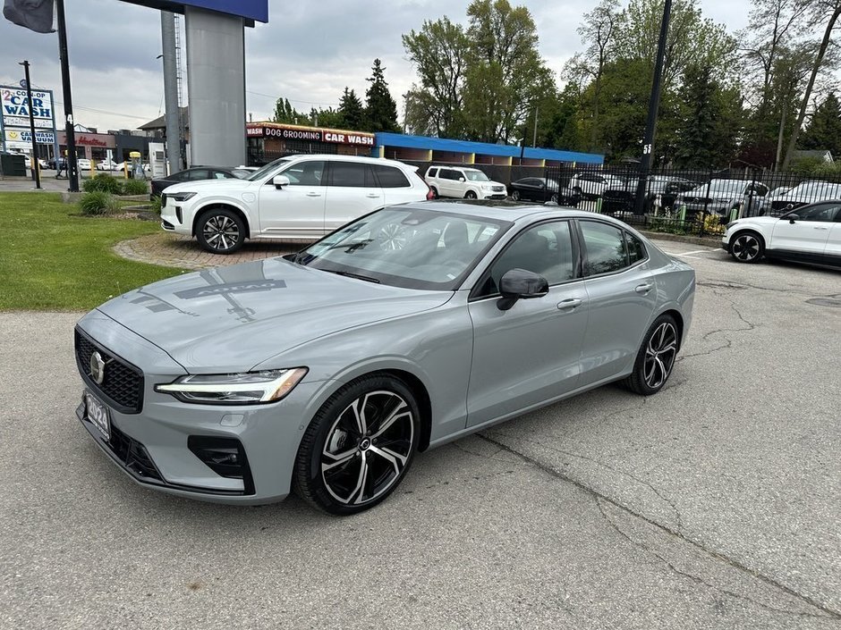 2024 Volvo S60 Plus Dark Theme-1