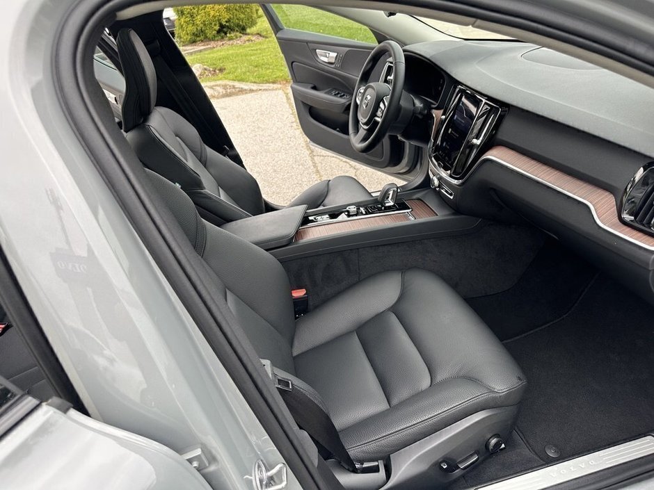 2024 Volvo S60 Plus Dark Theme-18
