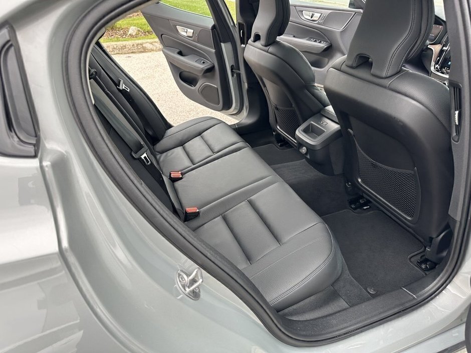 2024 Volvo S60 Plus Dark Theme-16