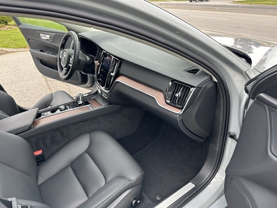 2024 Volvo S60 Plus Dark Theme-17