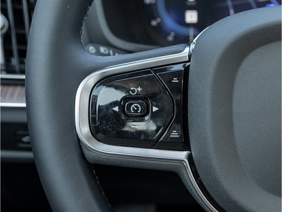 2024 Volvo S60 Plus Dark Theme-8